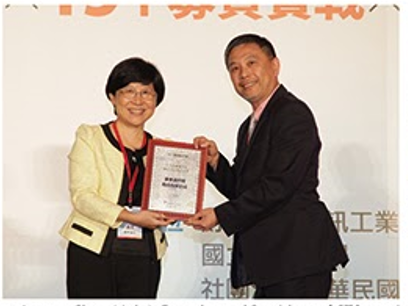 Antony Chen (right), Founder and President of CTS, received the award from Feng Yen (left), Executive Yuan Officials